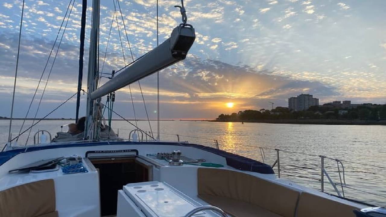 Porto: Boat Tour by the Douro River with Wine and Snacks included
