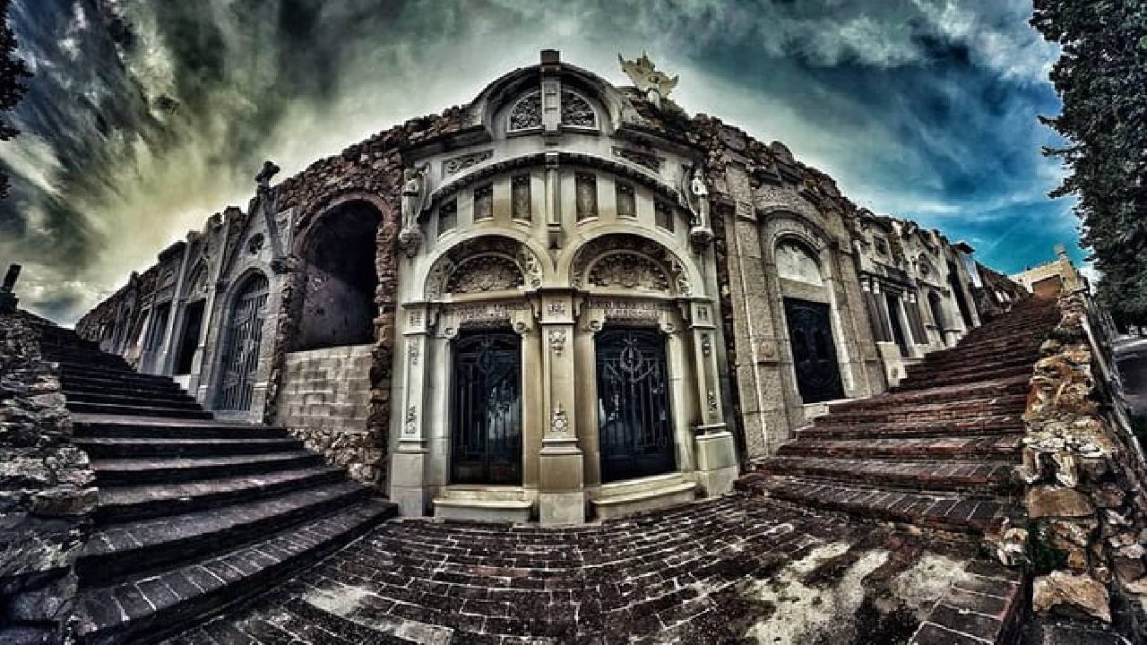 Montjuïc Cemetery Walking Tour – Hidden Art, History & Views