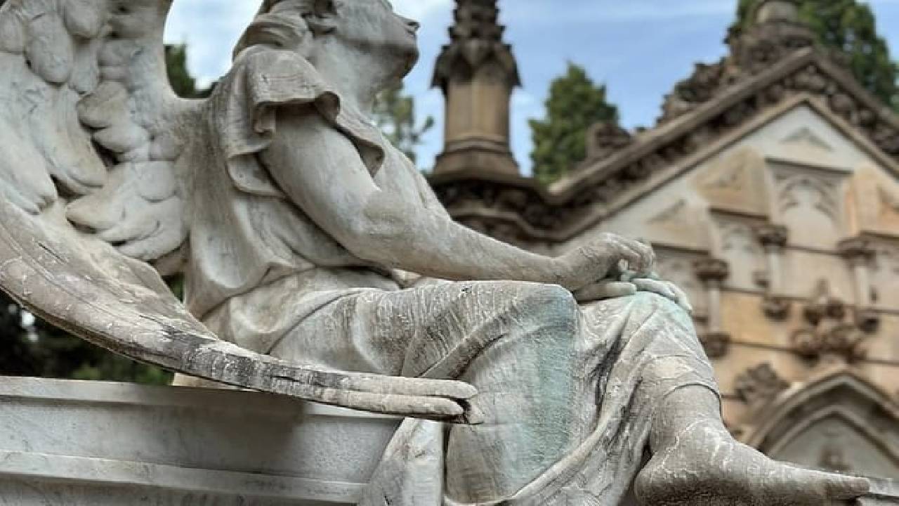Montjuïc Cemetery Walking Tour – Hidden Art, History & Views