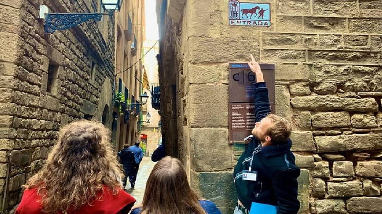 Private Tour Barcelona Highlights: Old Town + Gaudi Buildings