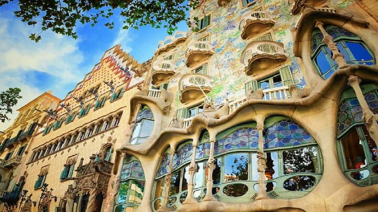 Ramblas, Old Town, Gothic and Gaudi Architecture Walking Tour