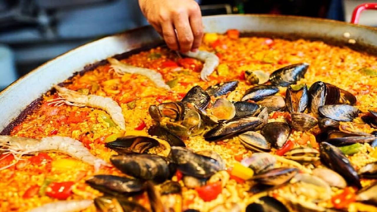 Barcelona Paella Cooking Class with La Boqueria Market Visit 