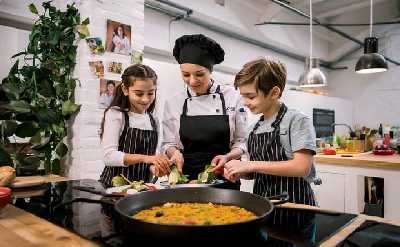 Private Paella Cooking Class and Market Visit with Personal Chef (Up to 6 Guests)
