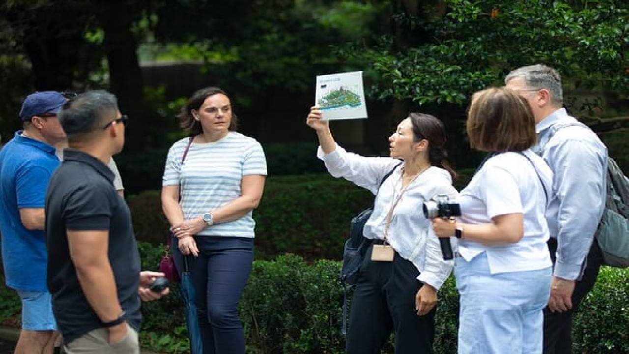 Imperial Palace East Garden and Edo Castle Walking Tour in Tokyo