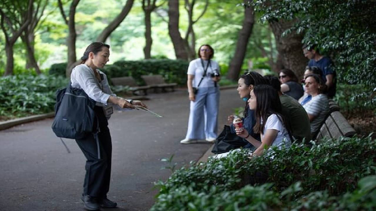 Imperial Palace East Garden and Edo Castle Walking Tour in Tokyo