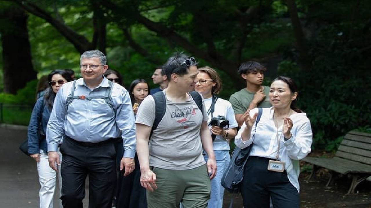 Imperial Palace East Garden and Edo Castle Walking Tour in Tokyo