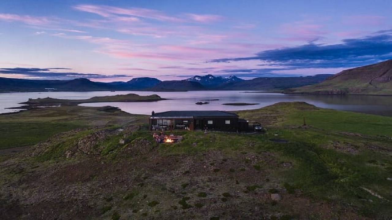 Hvammsvik Hot Springs Round Trip with ENTRY FEE & 2h Driver Wait