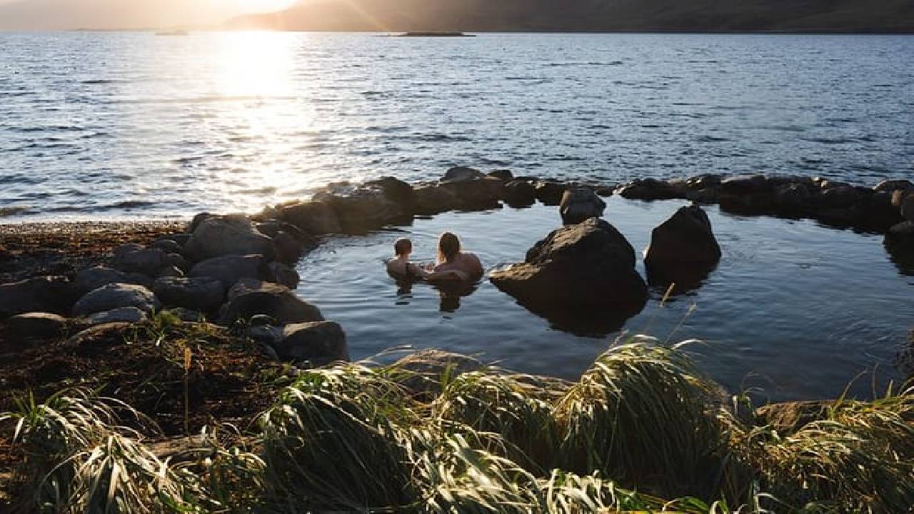 Hvammsvik Hot Springs Round Trip with ENTRY FEE & 2h Driver Wait