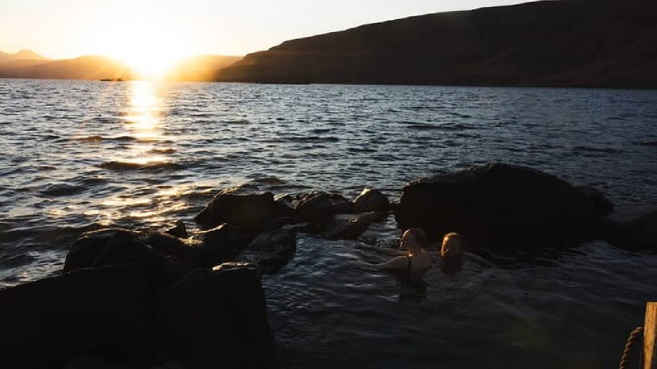 Hvammsvik Hot Springs Round Trip with ENTRY FEE & 2h Driver Wait