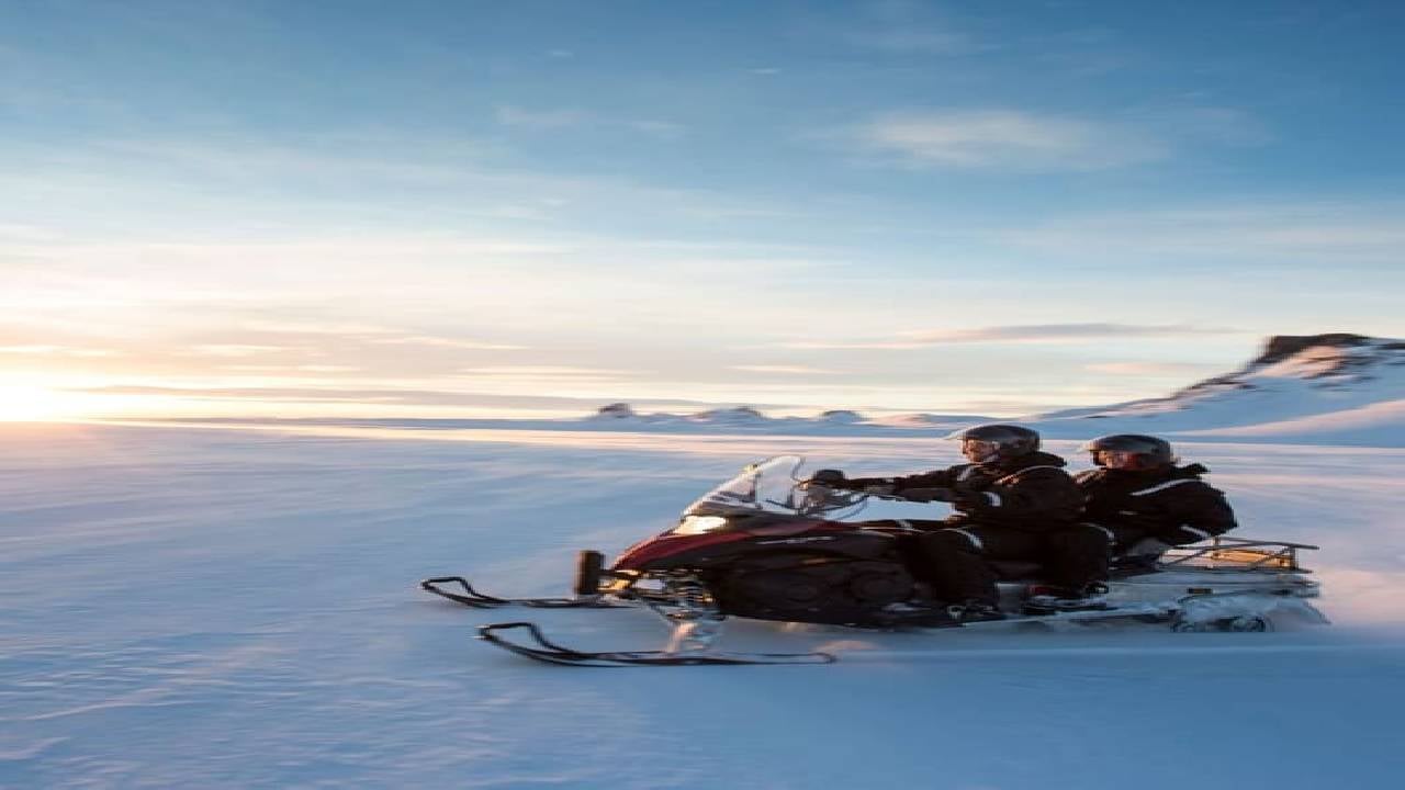 Reykjavik: Private Golden Circle with Snowmobile Experience