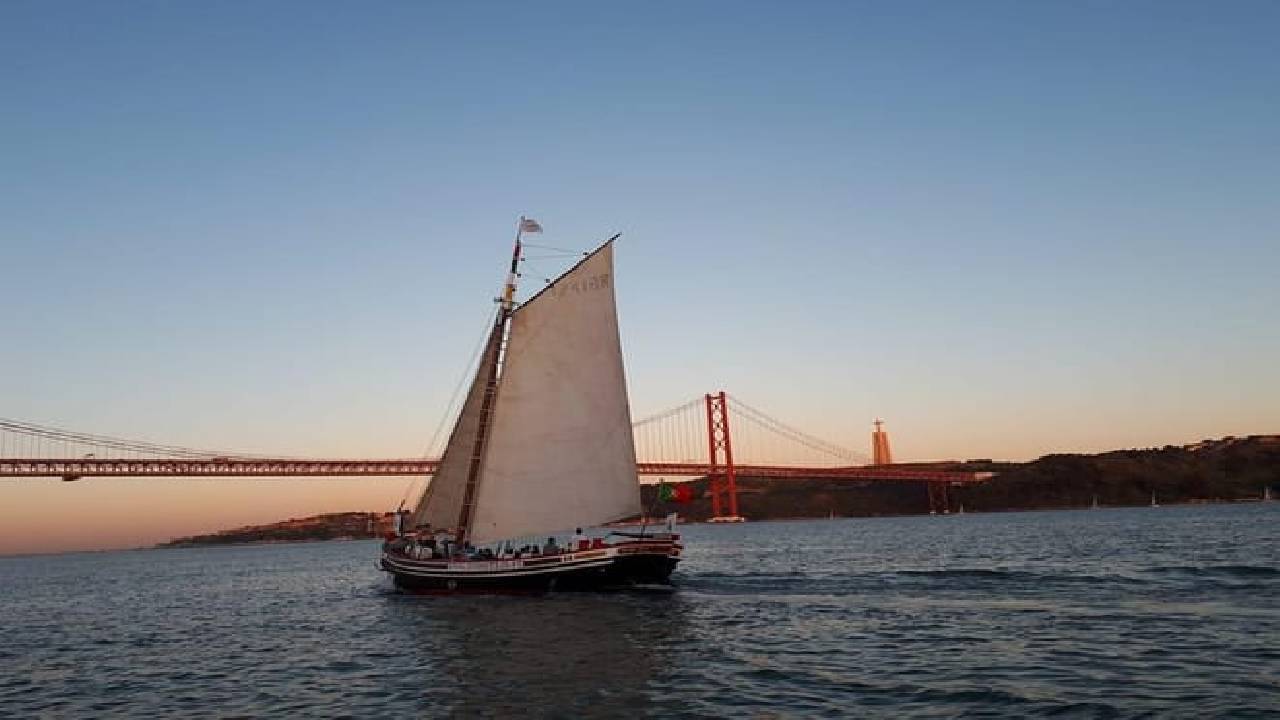 2-Hour Lisbon Traditional Boats Sunset Cruise with White Wine