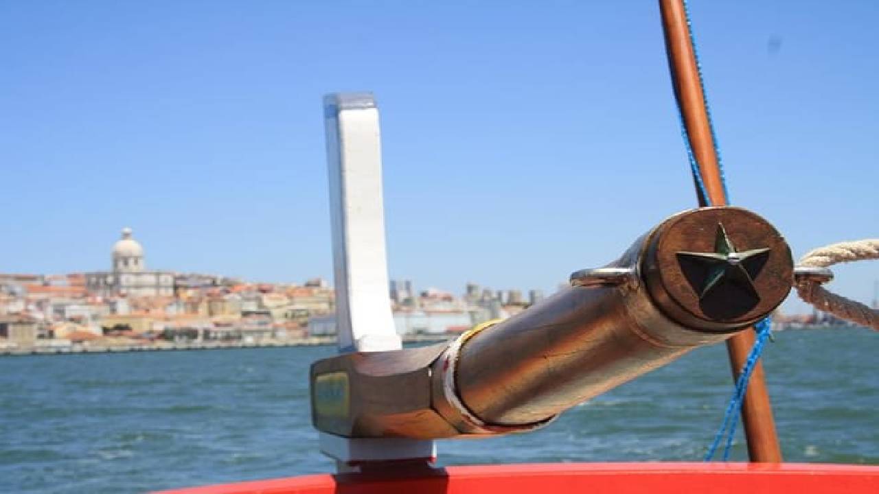 2-Hour Lisbon Traditional Boats Sunset Cruise with White Wine