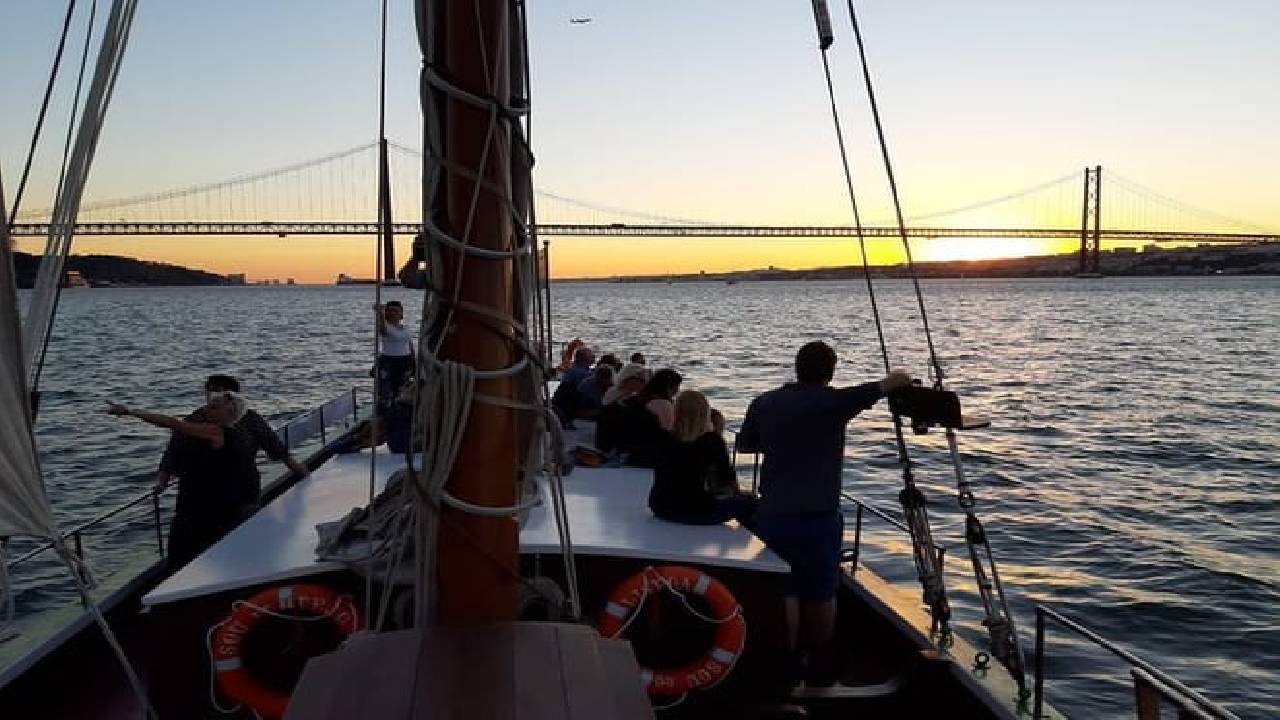 2-Hour Lisbon Traditional Boats Sunset Cruise with White Wine