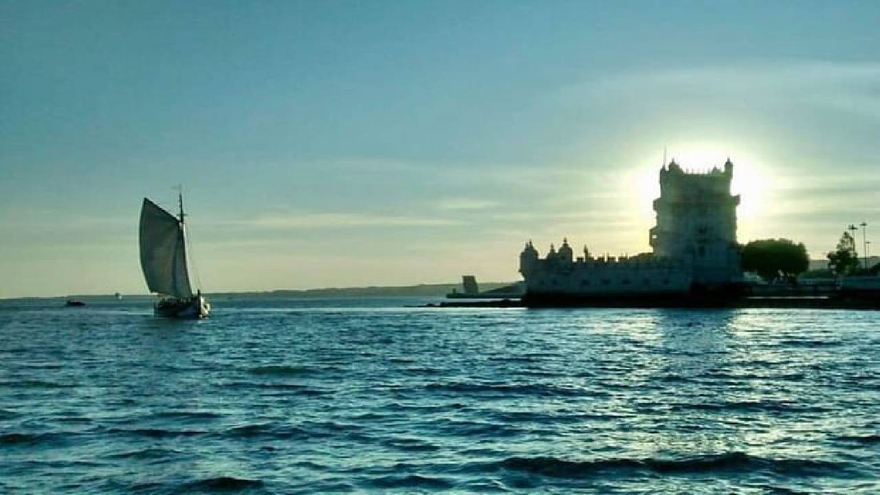 2-Hour Lisbon Traditional Boats Sunset Cruise with White Wine