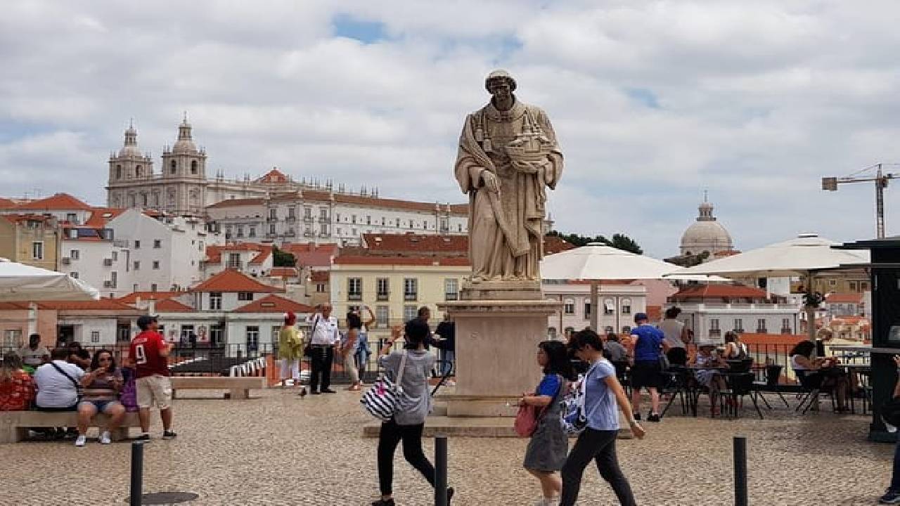 Private guided tour to 7 Colinas and Belém in an electric Tuk Tuk with 4 hours