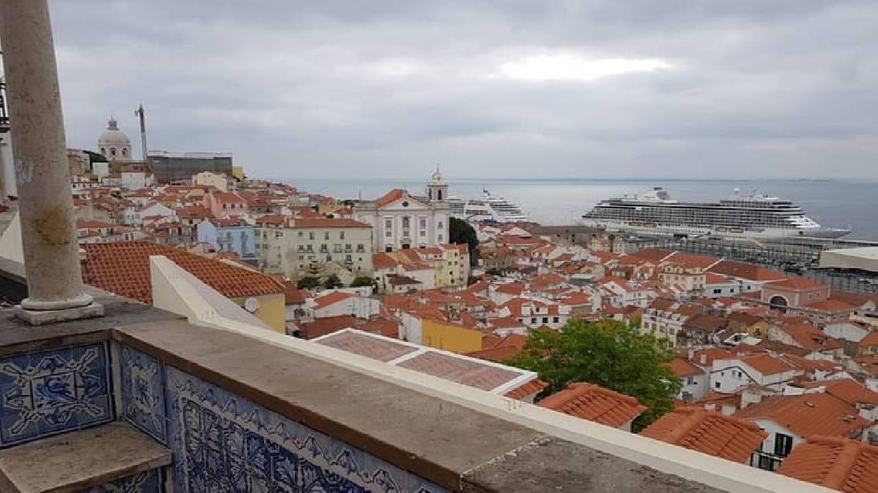 Private guided tour to 7 Colinas and Belém in an electric Tuk Tuk with 4 hours