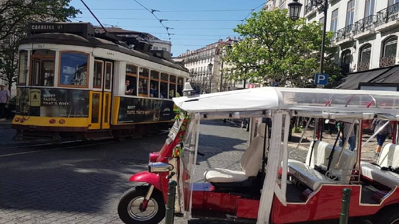 Private guided tour to 7 Colinas and Belém in an electric Tuk Tuk with 4 hours
