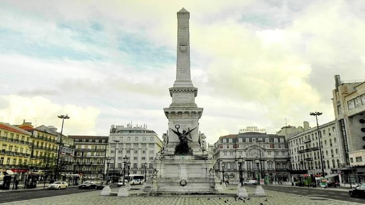 Private guided tour to 7 Colinas and Belém in an electric Tuk Tuk with 4 hours