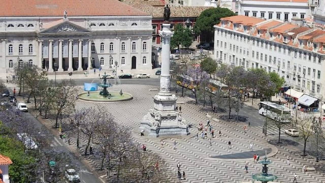 Private guided tour to 7 Colinas and Belém in an electric Tuk Tuk with 4 hours