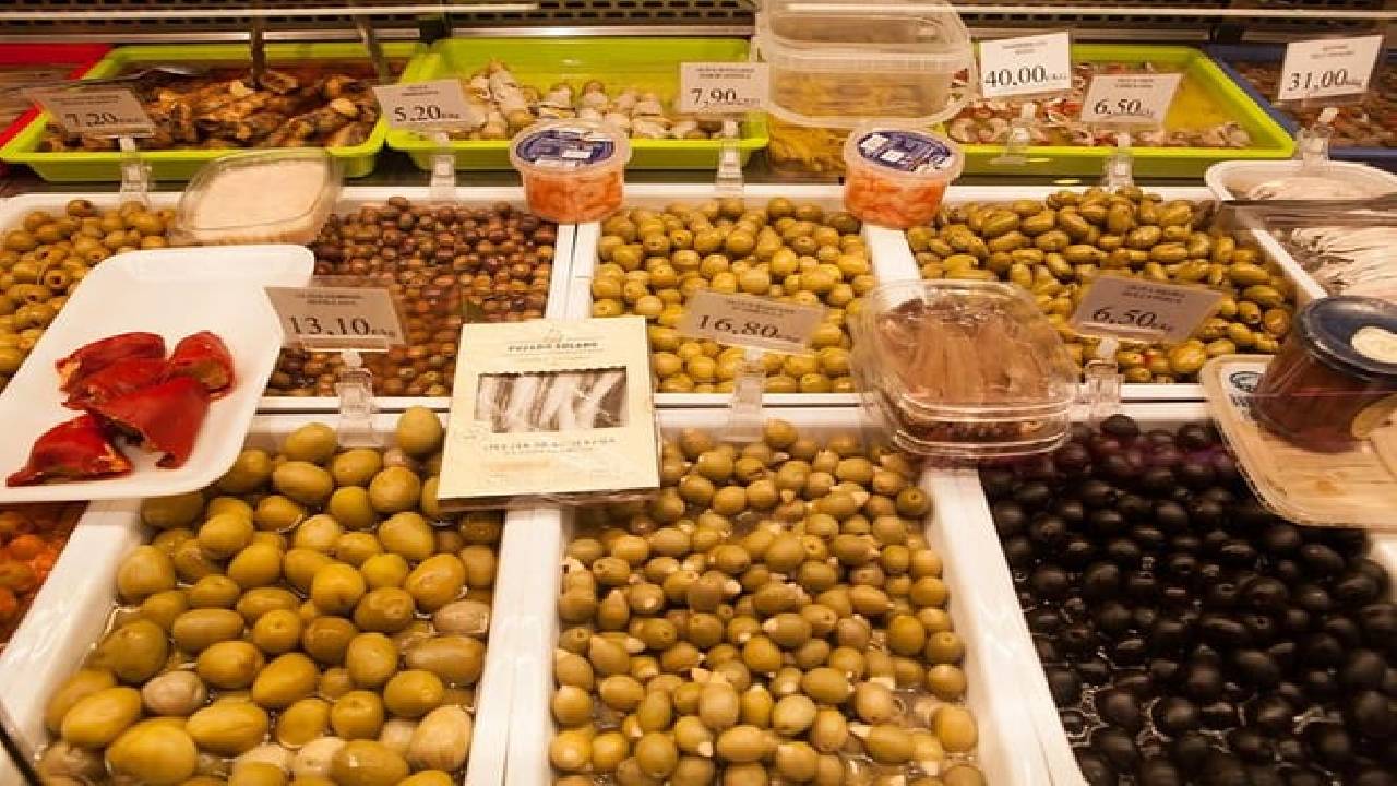 Alternative Barcelona - Raval Quarter Private Walking Tour 