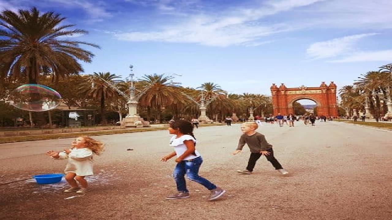 Family Private Tour: Churros, Hot Chocolate & Games in Barcelona