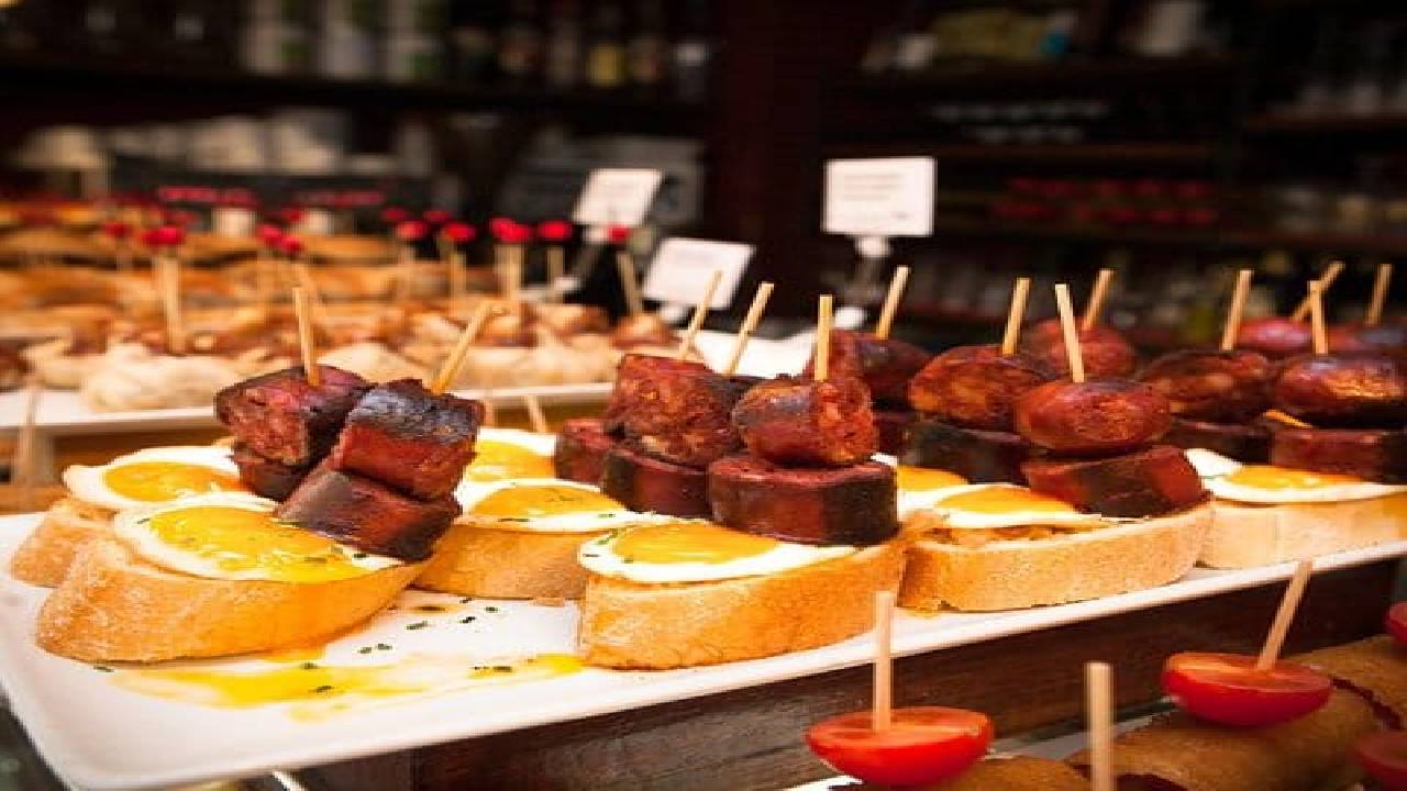 Food & Drink Private Tour of Barcelona in Traditional Taverns