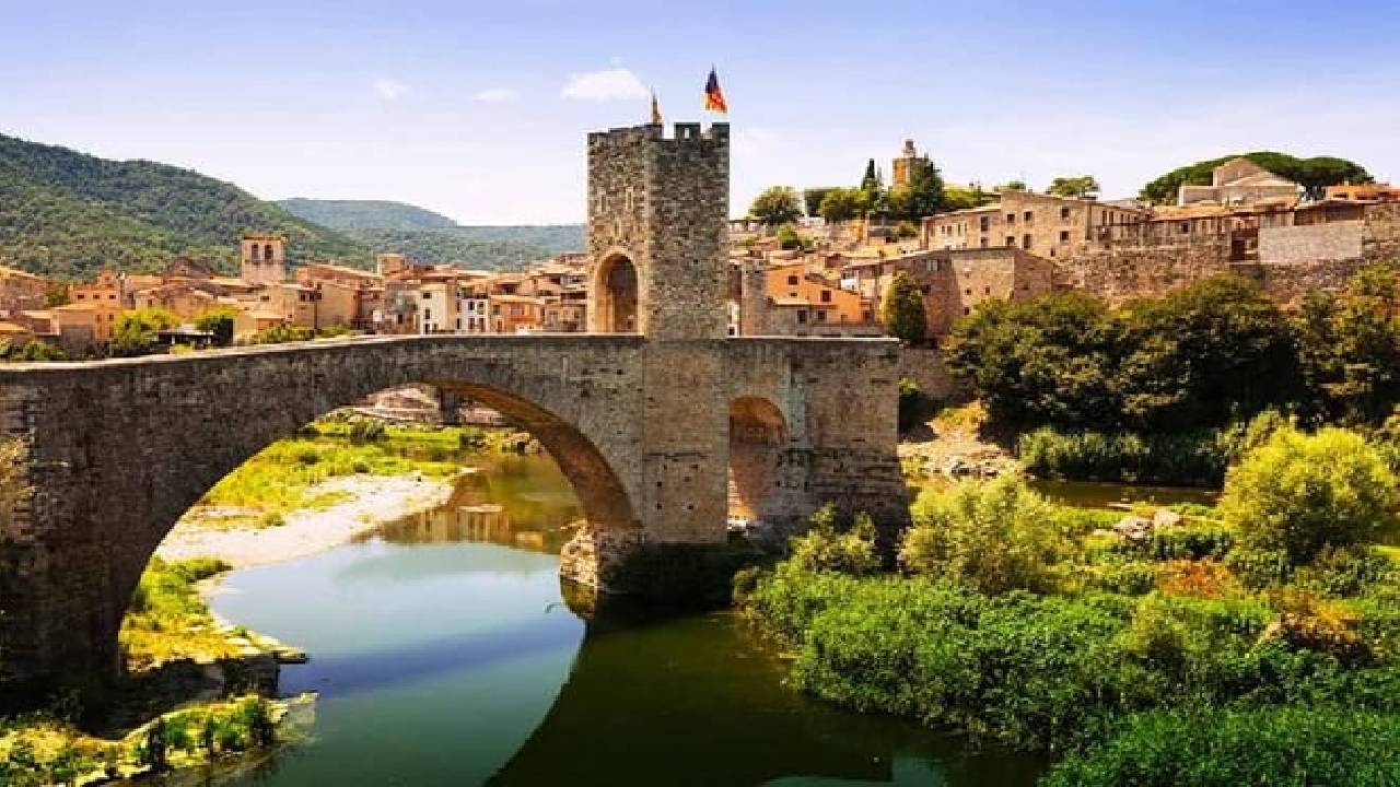 Girona, Medieval Villages & Lunch with Lake Views from Barcelona