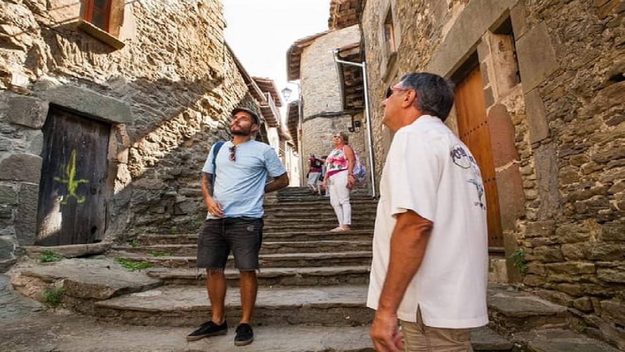 Girona, Medieval Villages & Lunch with Lake Views from Barcelona