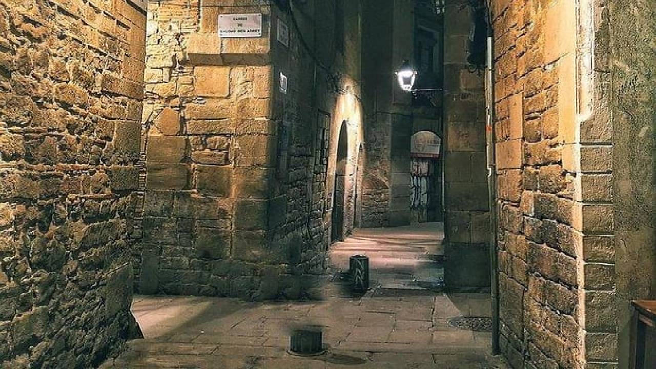 Barcelona Highlights & Secrets Private Tour with Tapa & Drink 