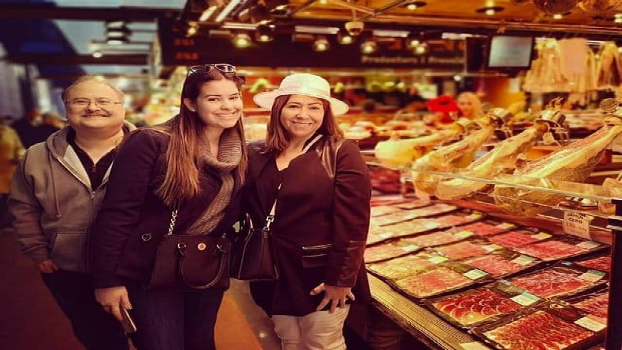 Barcelona Highlights & Secrets Private Tour with Tapa & Drink 