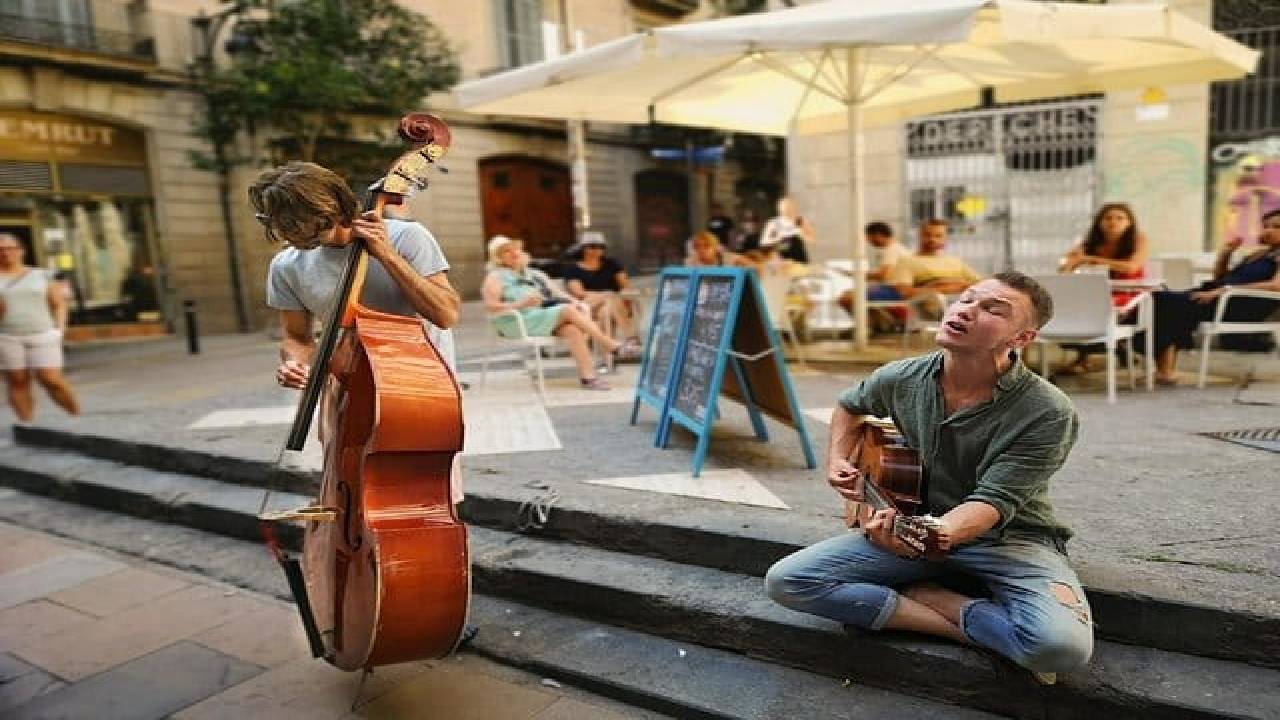 Barcelona Highlights & Secrets Private Tour with Tapa & Drink 