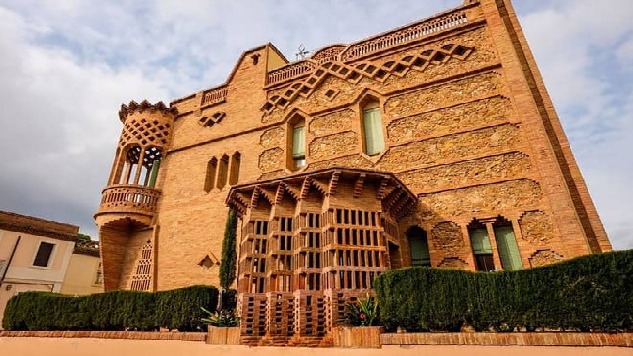 Colonia Guell, Casa Vicens & Torre Bellesguard Private Tour 
