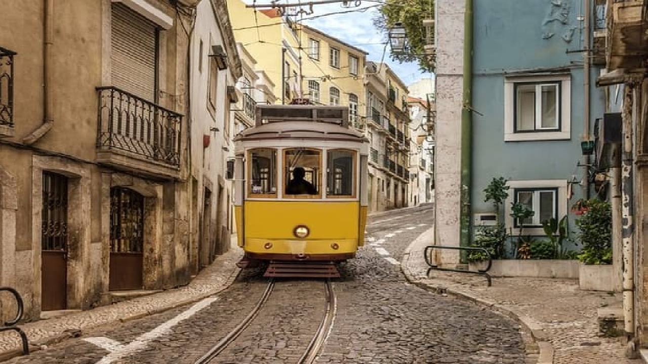 Highlights and Secrets of Lisbon Private Walking Tour