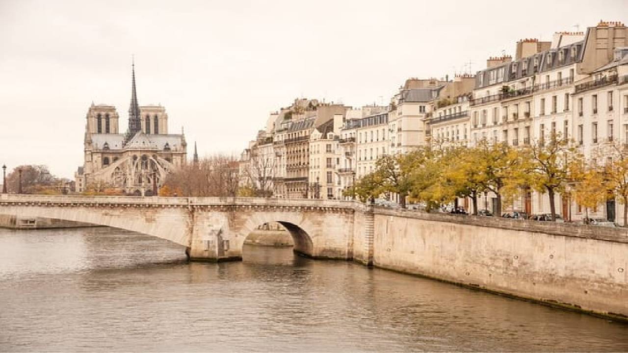 Paris Private Tour: Highlights, Top Quarters & Eiffel Tower