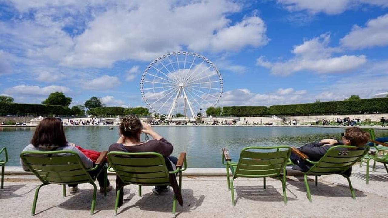 Paris Private Tour: Highlights, Top Quarters & Eiffel Tower