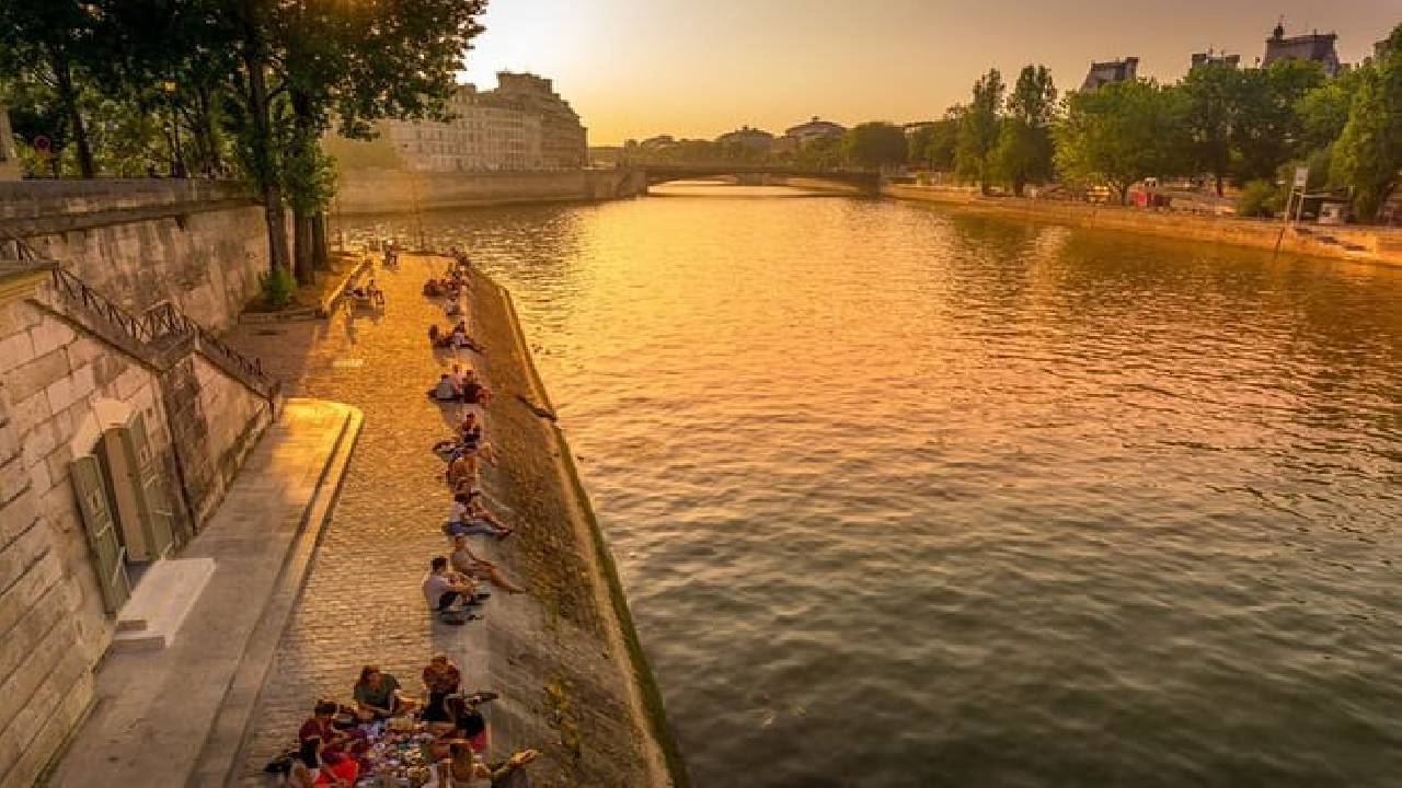 Paris Private Tour: Highlights, Top Quarters & Eiffel Tower