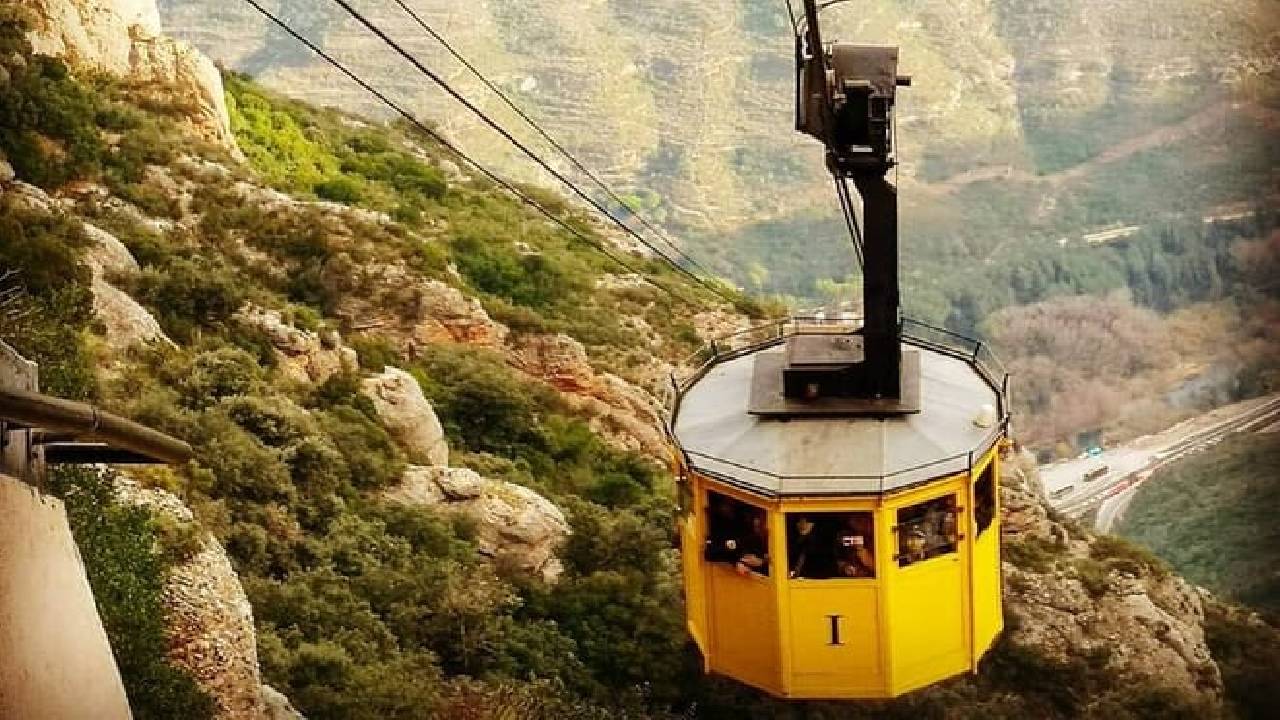 2-Day Tour: Gaudi & Sagrada Familia + Montserrat & Winery 