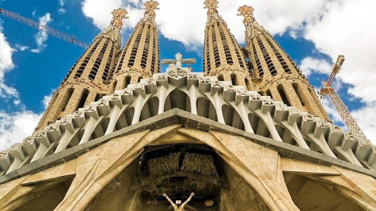 2-Day Tour: Gaudi & Sagrada Familia + Montserrat & Winery 