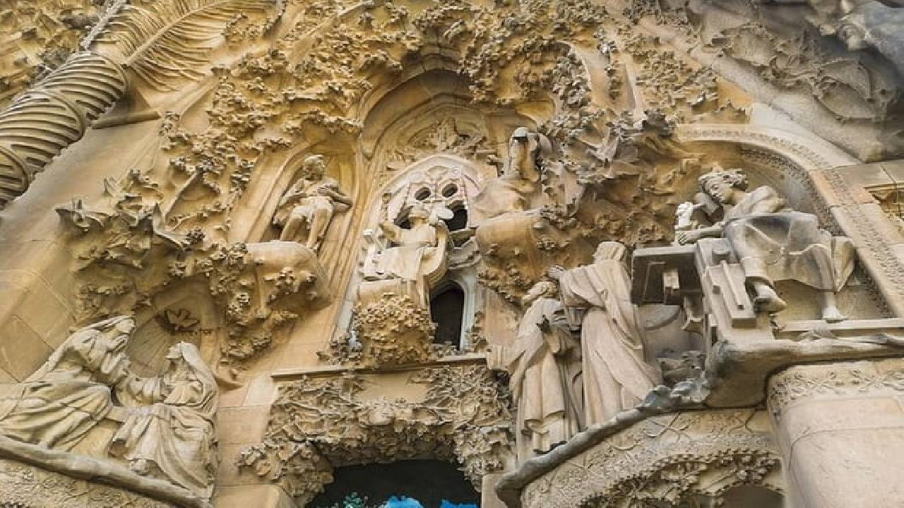 2-Day Tour: Gaudi & Sagrada Familia + Montserrat & Winery 