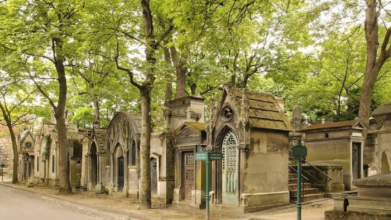 Paris Private Full Day Tour: Montmartre, Sights & Eiffel Tower