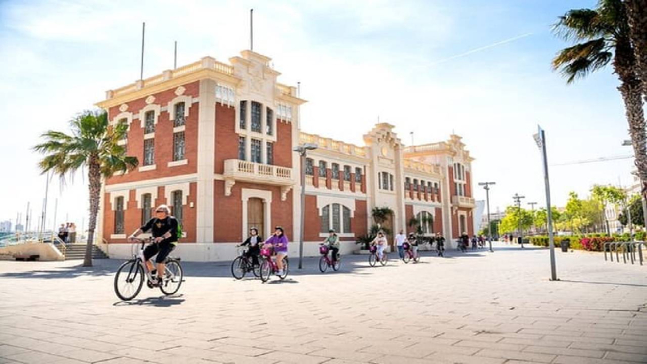 Valencia Private Bikes and E-Bikes Tour With Drinks