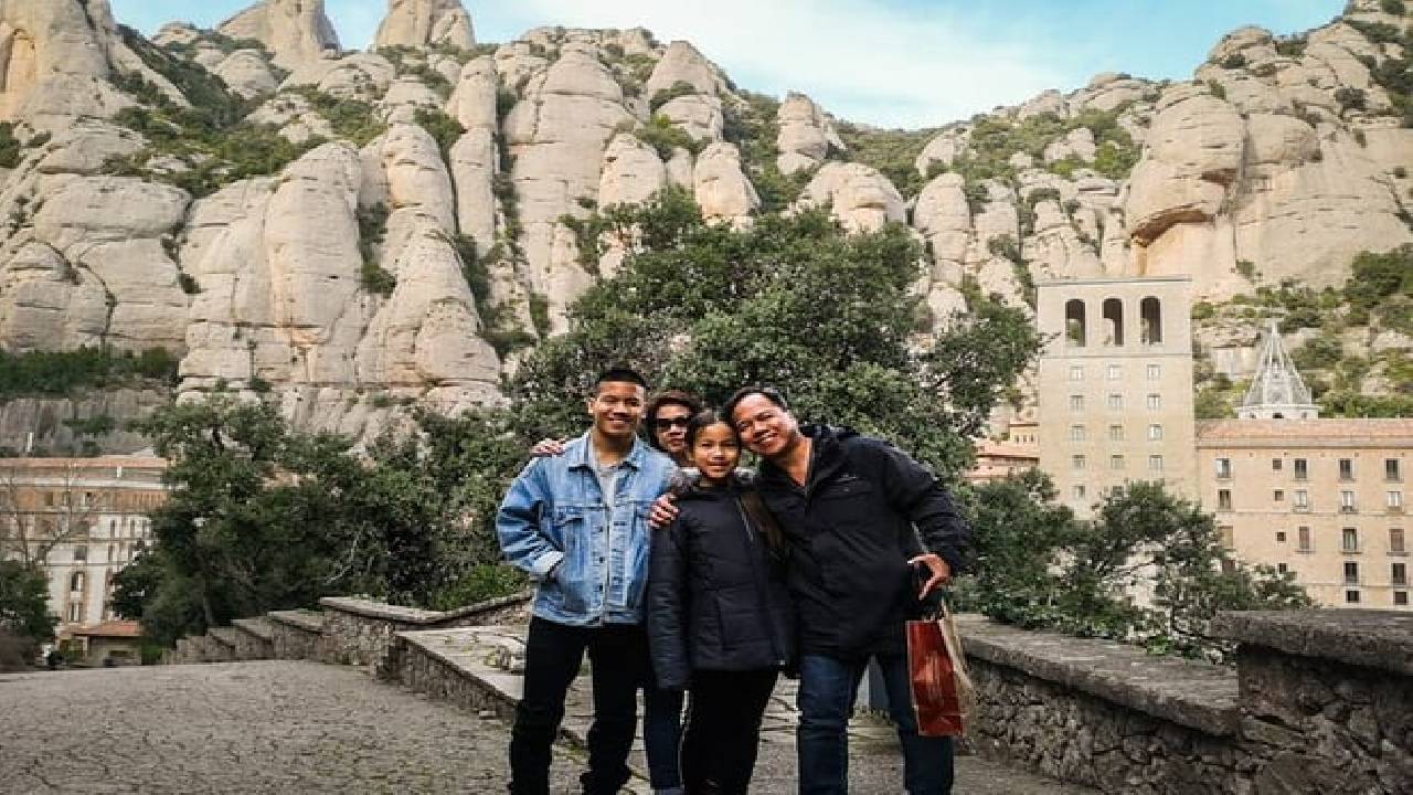 Private Montserrat and Gaudi's Crypt with Hotel Pickup