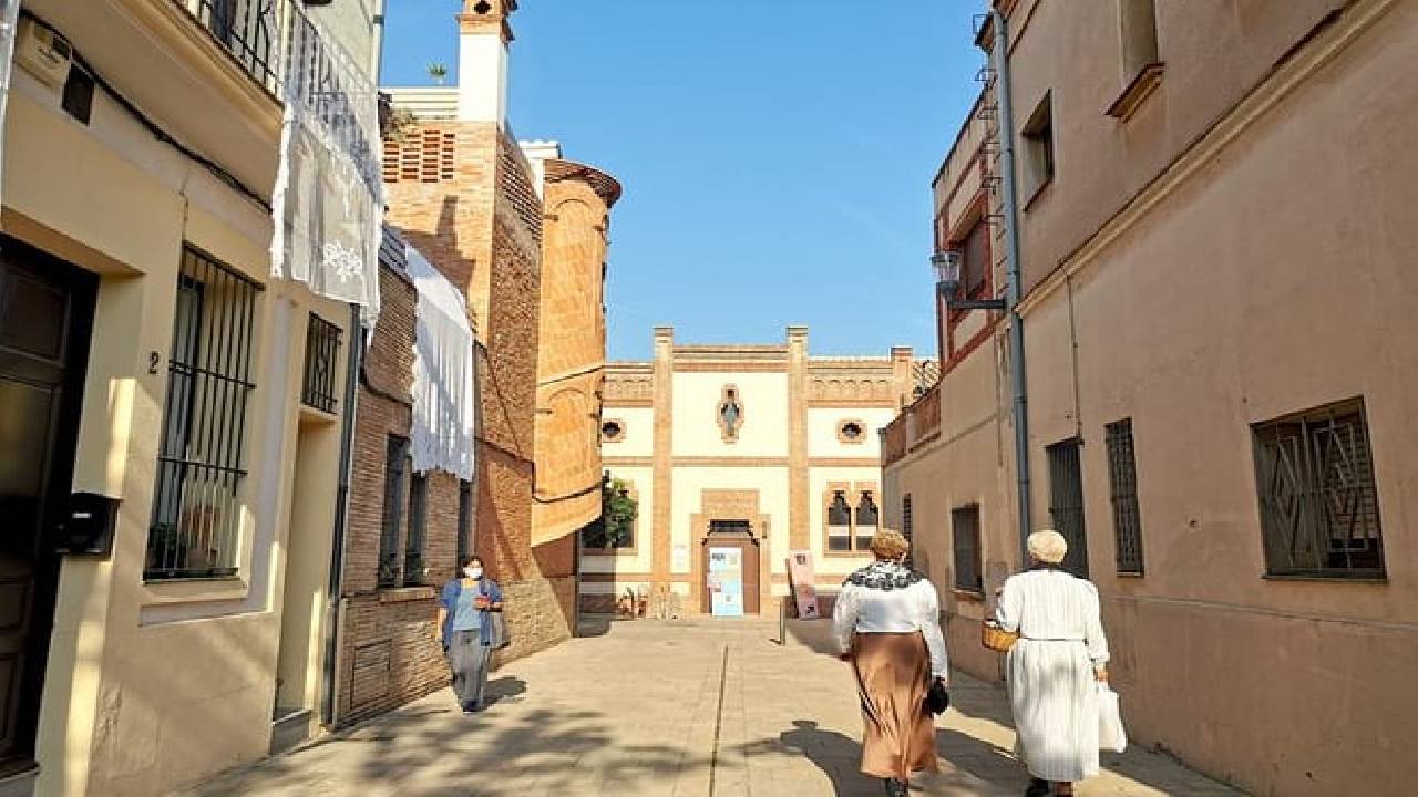 Private Montserrat and Gaudi's Crypt with Hotel Pickup