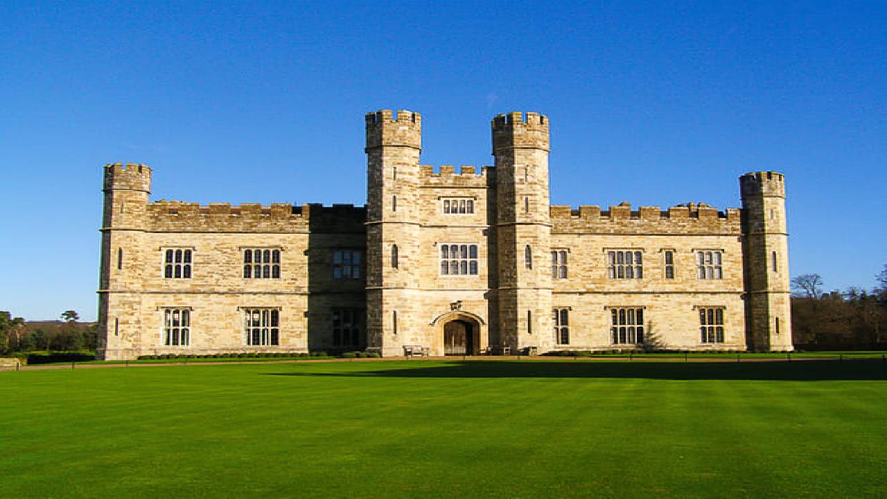 From London: Leeds Castle and Hever Castle Tour Including Entry Tickets
