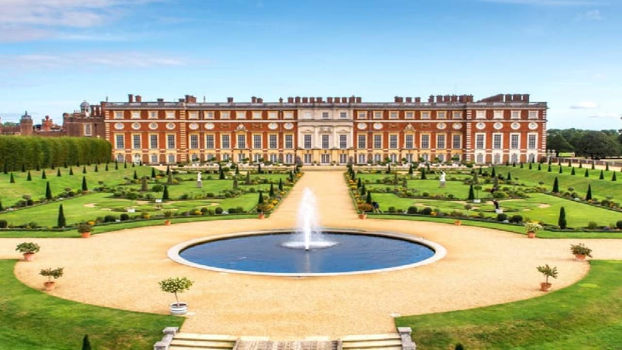 Hampton Court Palace Half-Day Trip from London Including Entry Tickets
