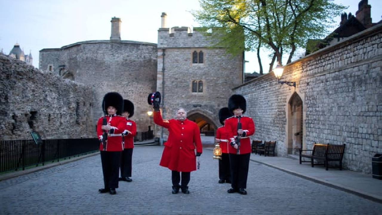Windsor Castle and Tower of London Tour with entry Tickets 