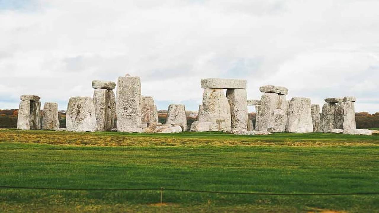 From London: Visit Stonehenge and The Roman Baths