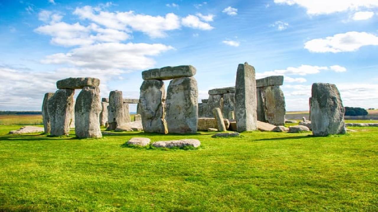 Stonehenge and Windsor Castle Tour from London with Entry Tickets