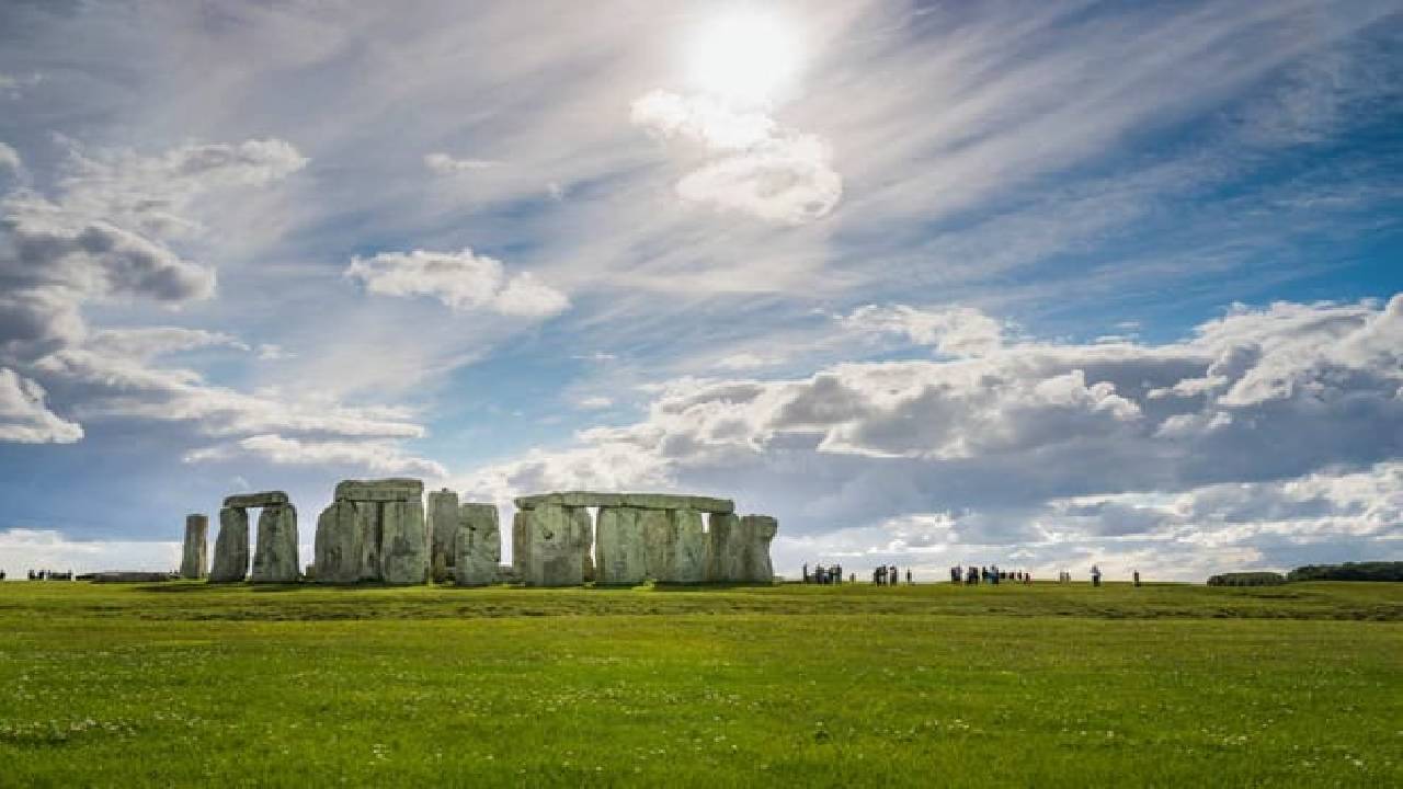 Stonehenge and Windsor Castle Tour from London with Entry Tickets