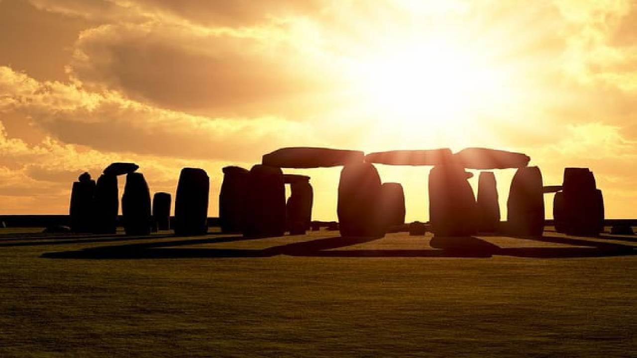 Stonehenge Special Access Guided Evening Tour from London